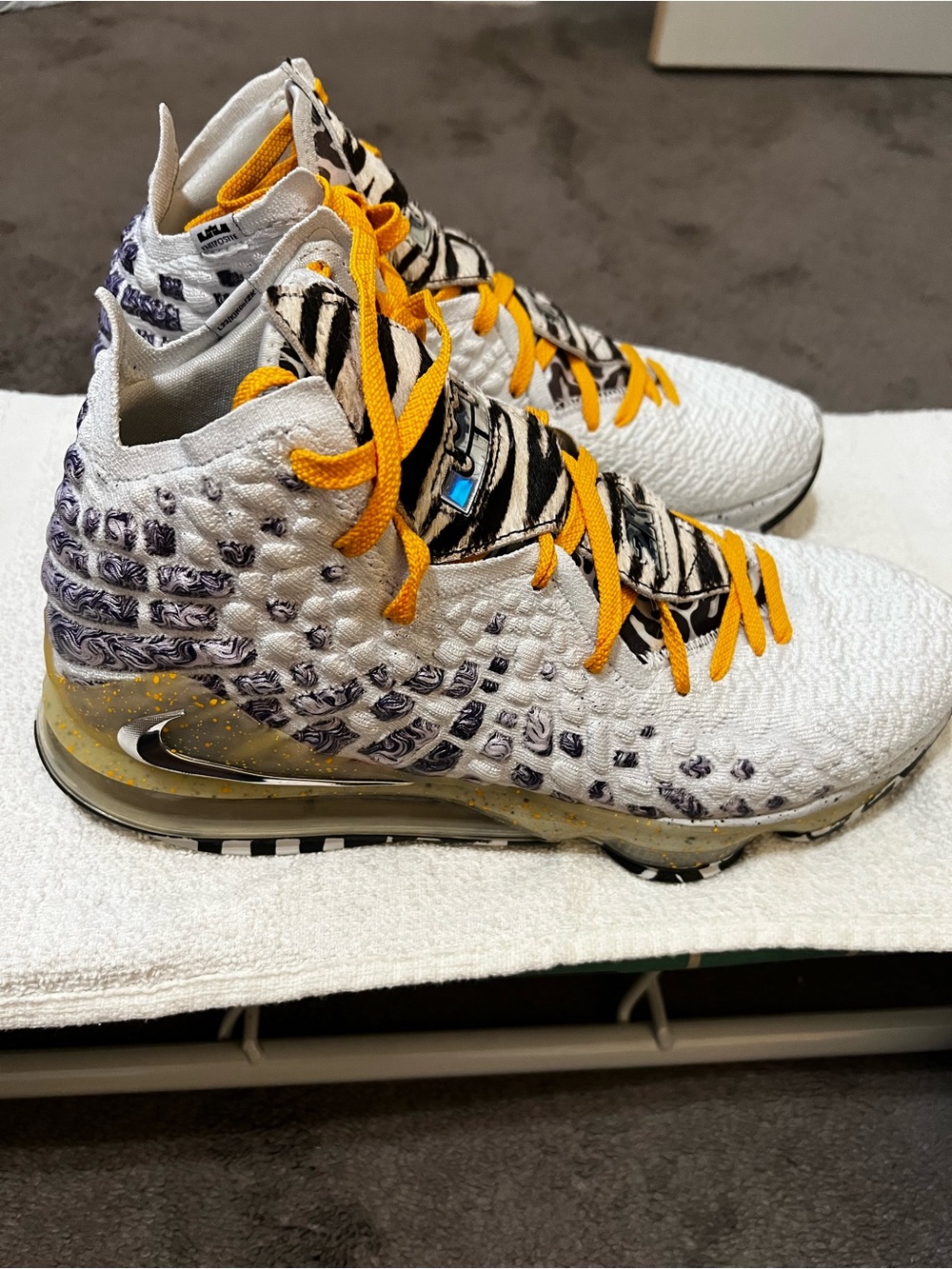Nike LeBron 17 Bron 2K Playoffs. Size 12. Preowned - Picture 4 of 7